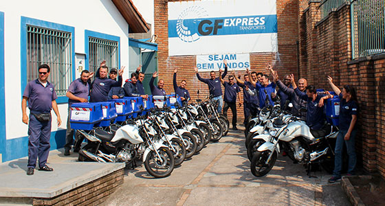 Sede da GF Express com equipe e frota